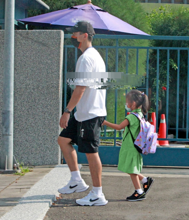 修杰楷|修杰楷“真全职奶爸”不仅负责带女儿们玩 咘咘和波妞上下学也承包了