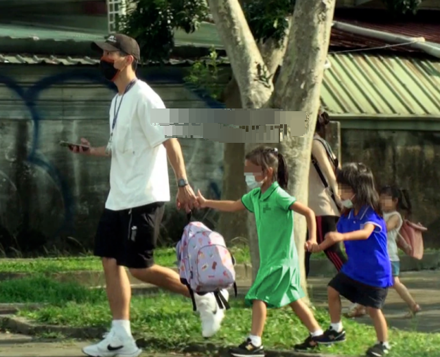 修杰楷|修杰楷“真全职奶爸”不仅负责带女儿们玩 咘咘和波妞上下学也承包了