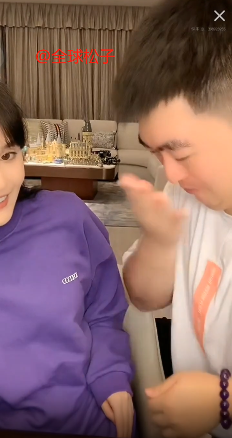 赵本山|赵本山儿女同框直播：球球为哥哥做口水面膜，牛牛搞笑天赋十足