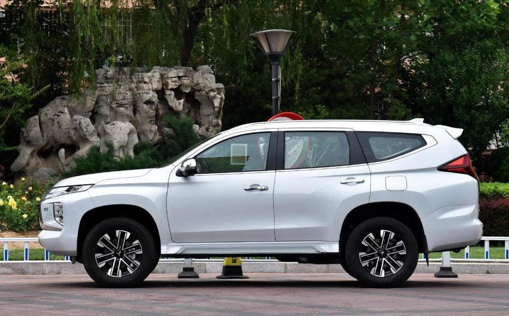 2021款帕杰罗劲畅!落地30万,6缸动力 四驱,外观比普拉多还霸气