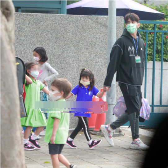 修杰楷|修杰楷“真全职奶爸”不仅负责带女儿们玩 咘咘和波妞上下学也承包了
