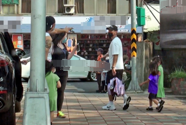 修杰楷|修杰楷“真全职奶爸”不仅负责带女儿们玩 咘咘和波妞上下学也承包了