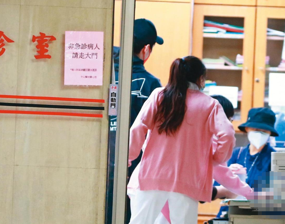 郭碧婷|郭碧婷产女前细节首曝光：向佐全程贴心陪同，郭碧婷笑容幸福有爱