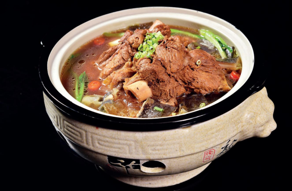 将裙边用猪筒骨煲制的汤浸入味,海鲜的鲜美味和肉的香味完美结合.