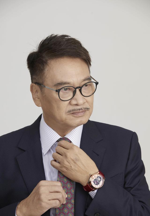 68岁吴孟达逛超市健步如飞面部消瘦肚腩依旧患病后严控饮食