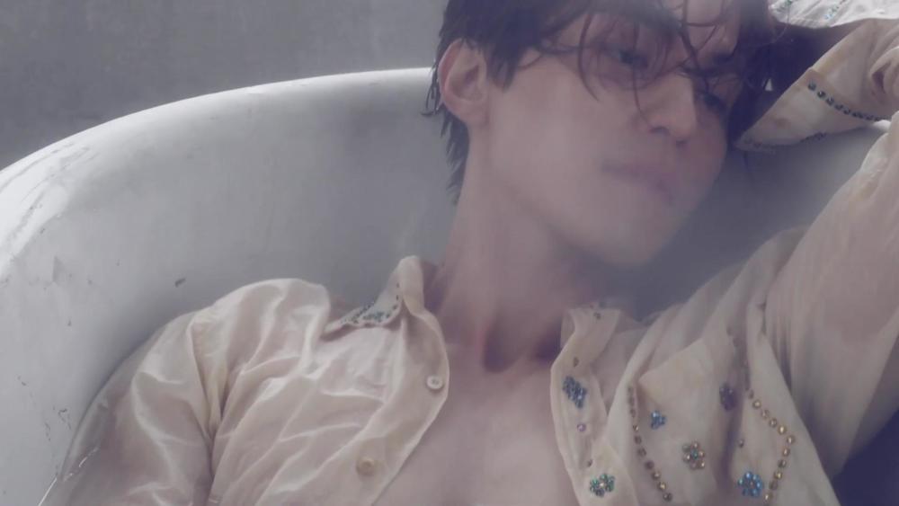 38岁李栋旭为新剧努力营业,再秀六块腹肌,头枕女主腰上暧昧感太足