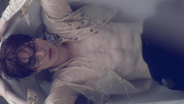 38岁李栋旭为新剧努力营业,再秀六块腹肌,头枕女主腰上暧昧感太足