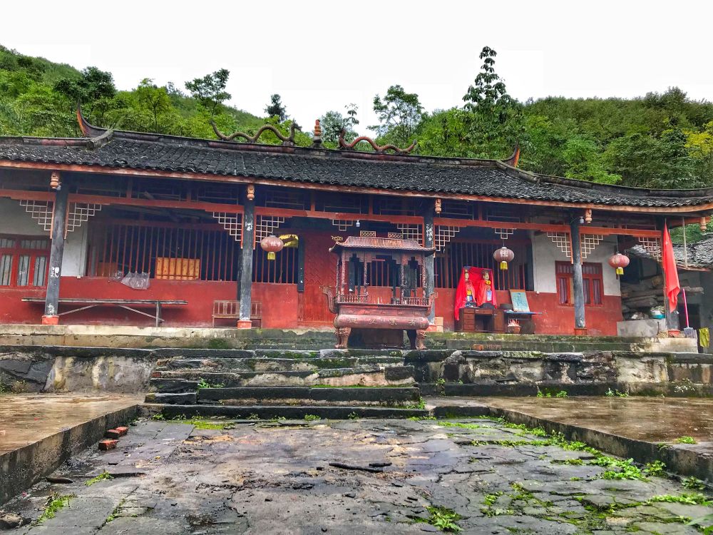 成都乡野访古寻幽寒山之上的无人小庙和孤独的一户人家