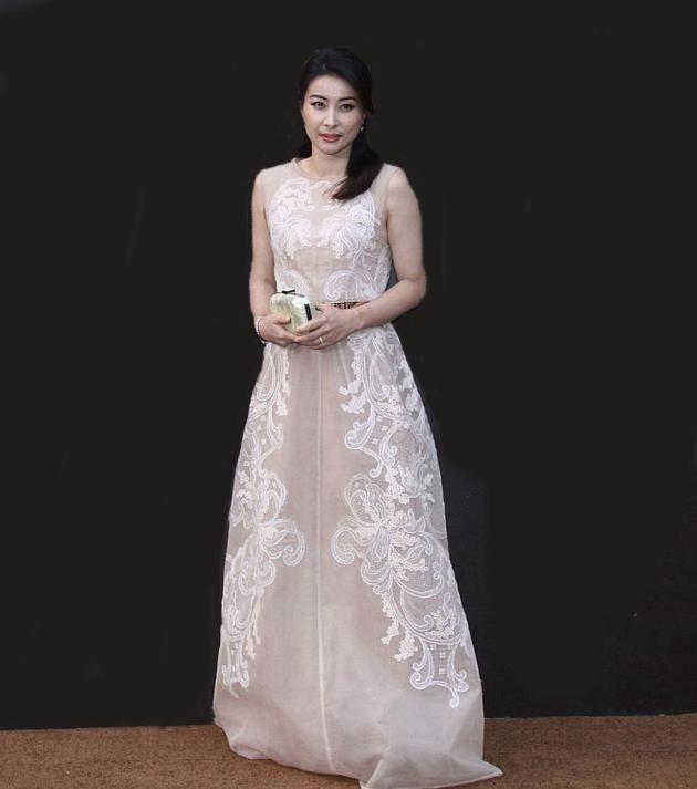 郭晶晶气质太好了!一袭裸色刺绣裙高级大气,美得让人移不开眼睛