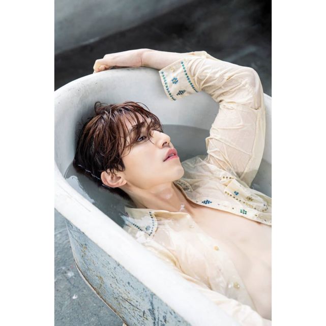 38岁李栋旭为新剧努力营业再秀六块腹肌头枕女主腰上暧昧感太足