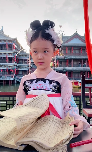 甘薇|学李小璐博同情？甘薇频晒子女鼓励自己别怕困难，默认自己是受害者