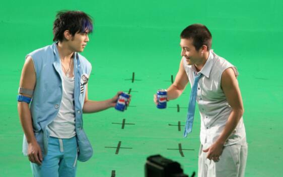 周杰伦|周杰伦：我当年被F4围攻，没人敢插手相助，只有他抄起凳子就上