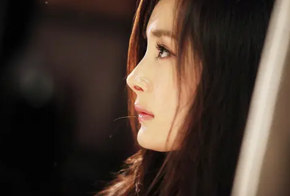 古力娜扎|十大魔性鼻孔明星：杨幂鼻孔大的像黑洞，娜扎惊现三角形鼻孔