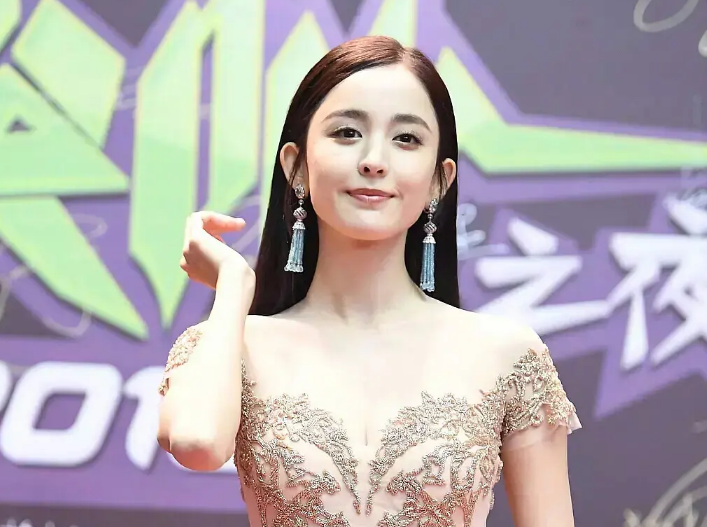 古力娜扎|十大魔性鼻孔明星：杨幂鼻孔大的像黑洞，娜扎惊现三角形鼻孔