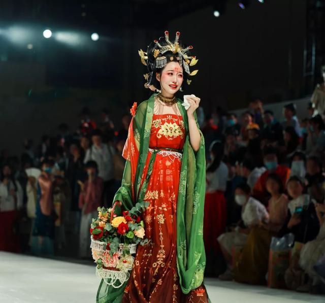 曹县|山东曹县三分天下汉服市场，一件汉服卖3.5万，年入千万不是梦