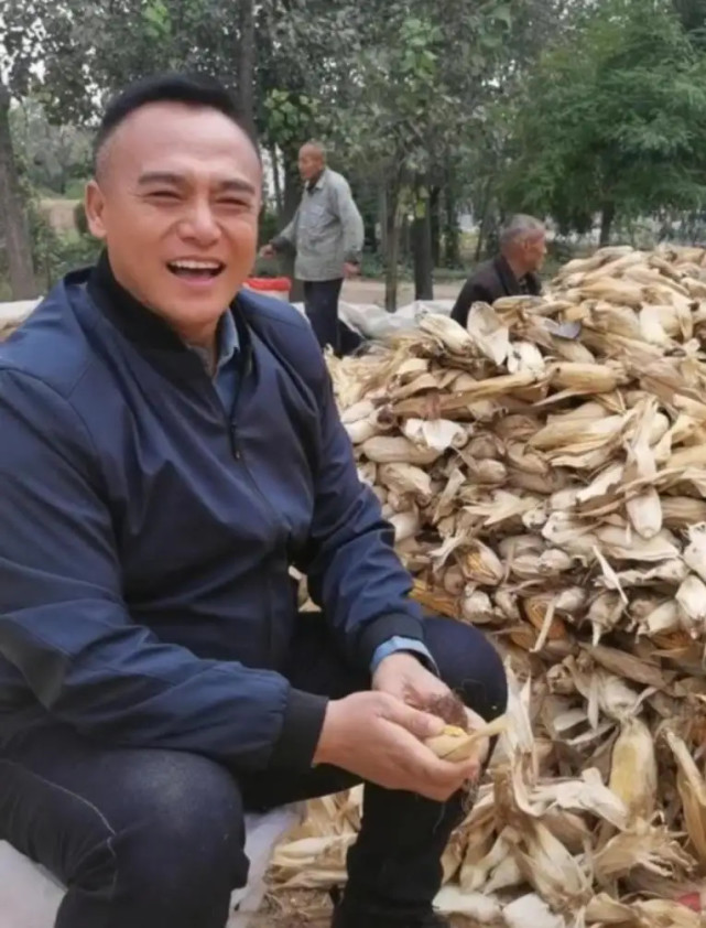 金毛狮王穿着朴素,坐在村头剥玉米,河南话被赞越来越好