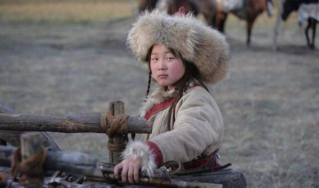 铁木真和札木合分别是乞颜部,札达兰部首领的儿子,幼年时期,两人结拜