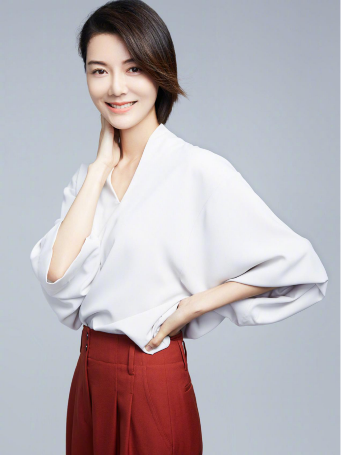 车晓的穿搭被誉为"职场教科书",穿蓝色纱裙知性优雅,有高级感