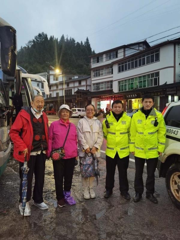 10月5日下午5点过,武隆区公安局仙女山派出所接到游客董女士的求助