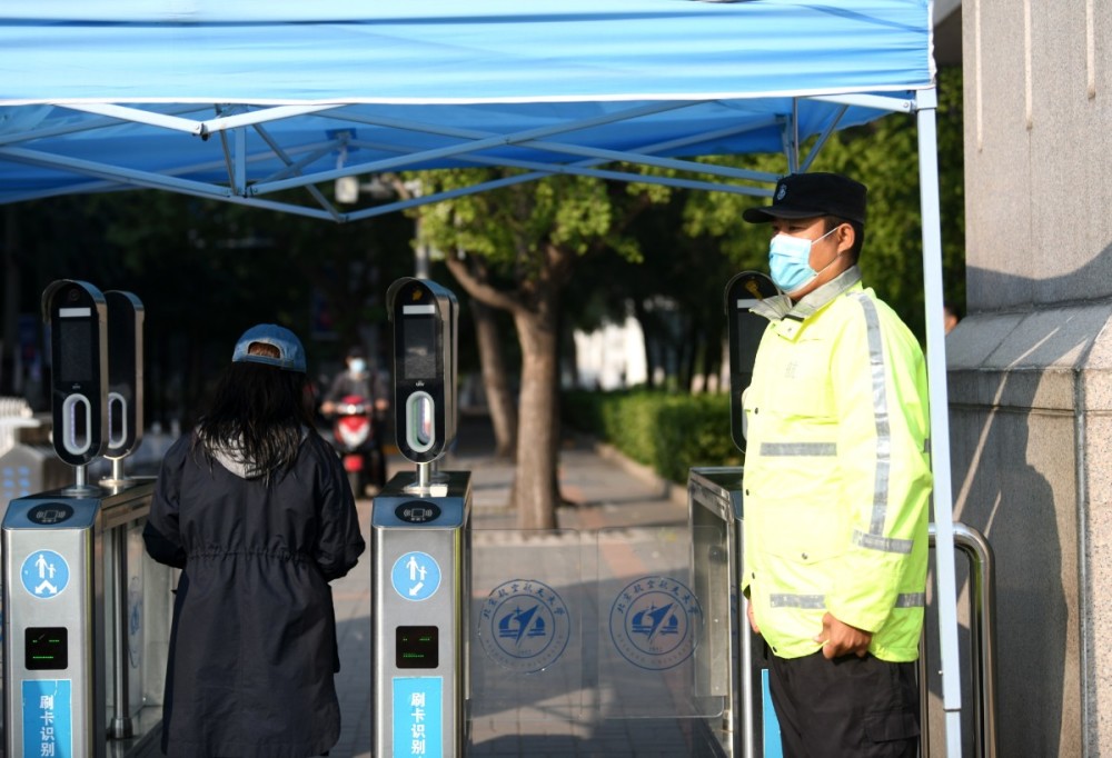 北京航空航天大学|读过大专当过兵，80后校园保安程鹏的国庆假期不寻常