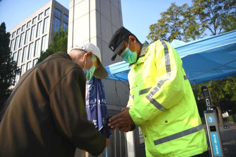 北京航空航天大学|读过大专当过兵，80后校园保安程鹏的国庆假期不寻常