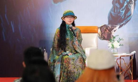 杨丽萍|61岁杨丽萍近照曝光，指甲护理一年高达18万，为身体终身绝育绝食