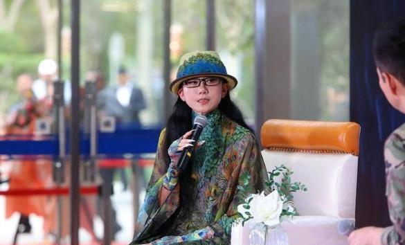 杨丽萍|61岁杨丽萍近照曝光，指甲护理一年高达18万，为身体终身绝育绝食