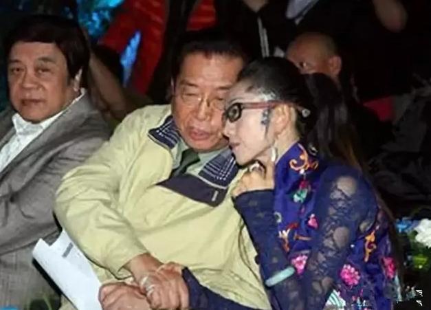 杨丽萍|61岁杨丽萍近照曝光，指甲护理一年高达18万，为身体终身绝育绝食