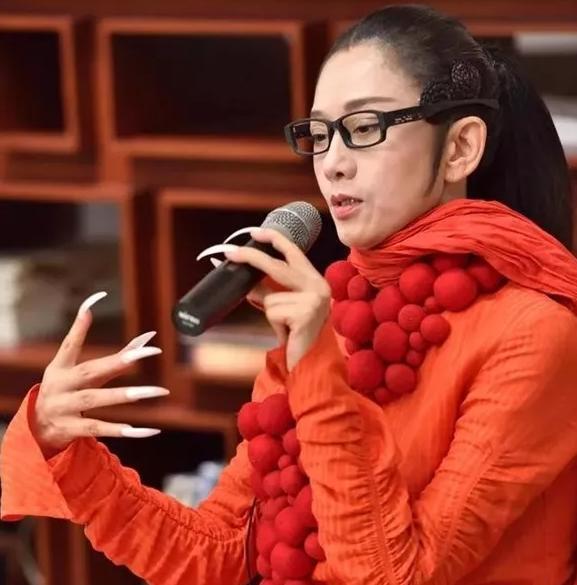 杨丽萍|61岁杨丽萍近照曝光，指甲护理一年高达18万，为身体终身绝育绝食