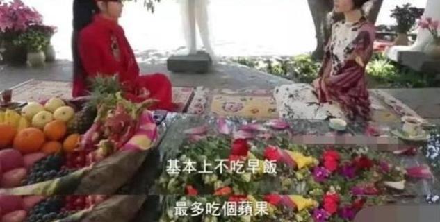 杨丽萍|61岁杨丽萍近照曝光，指甲护理一年高达18万，为身体终身绝育绝食