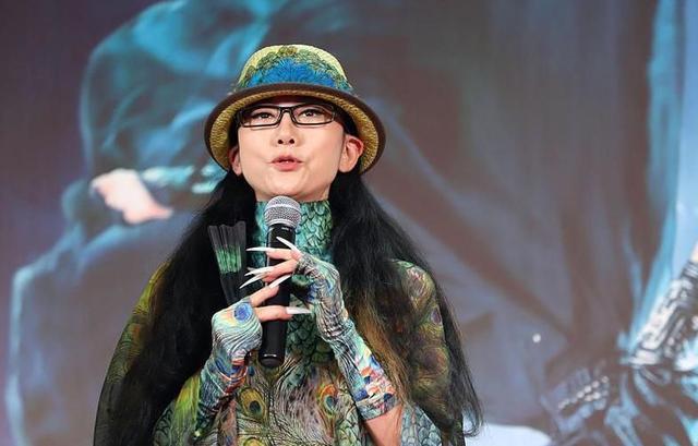 杨丽萍|61岁杨丽萍近照曝光，指甲护理一年高达18万，为身体终身绝育绝食