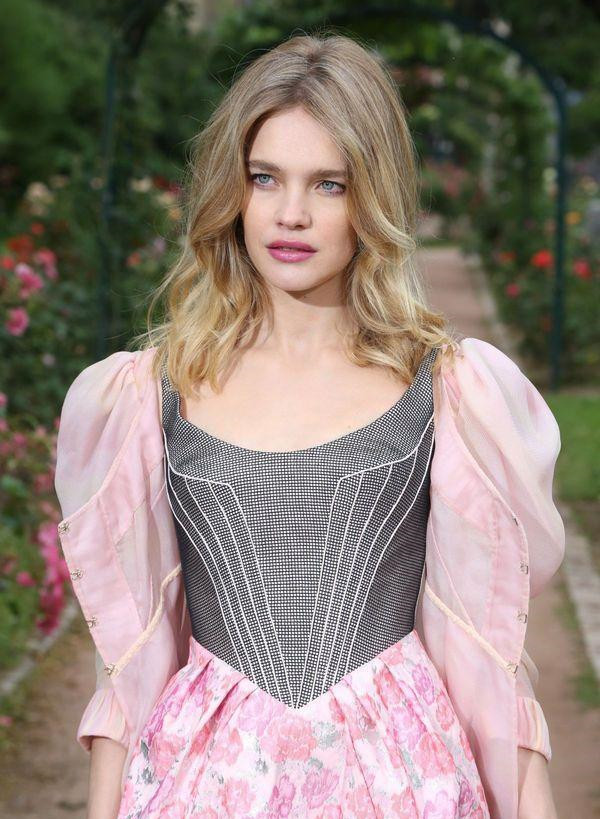 水果娜出门看秀与lv太子爷手挽手走红毯好甜灰裙配高跟太有范