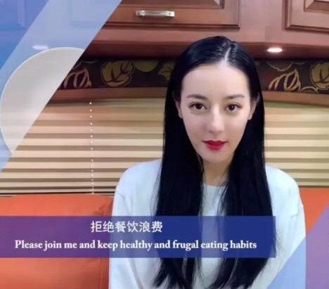 迪丽热巴|热巴也逐渐“幂化”？自信卸眼妆直播，连发际线都变成杨幂同款