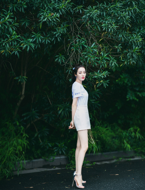 迪丽热巴|热巴也逐渐“幂化”？自信卸眼妆直播，连发际线都变成杨幂同款