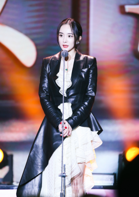 迪丽热巴|热巴也逐渐“幂化”？自信卸眼妆直播，连发际线都变成杨幂同款