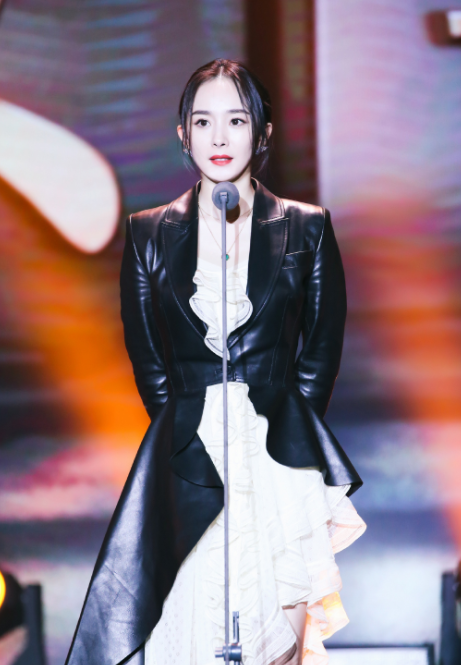 迪丽热巴|热巴也逐渐“幂化”？自信卸眼妆直播，连发际线都变成杨幂同款