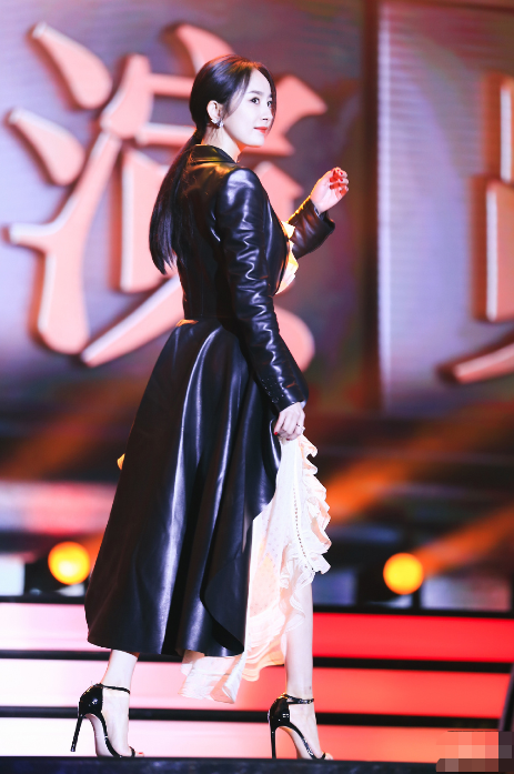 迪丽热巴|热巴也逐渐“幂化”？自信卸眼妆直播，连发际线都变成杨幂同款