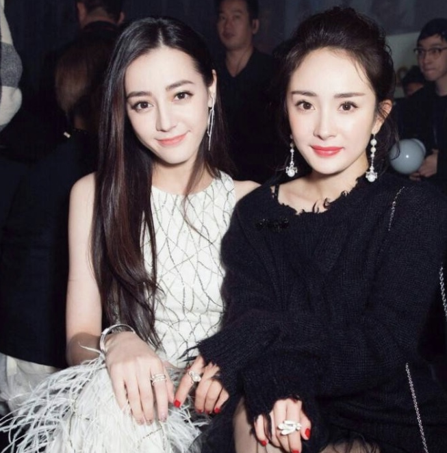 迪丽热巴|热巴也逐渐“幂化”？自信卸眼妆直播，连发际线都变成杨幂同款