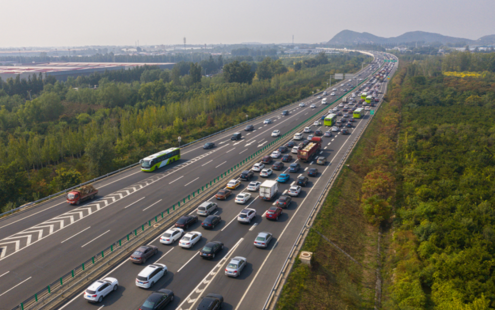 京承高速|航拍！京承高速进京方向迎来车流高峰