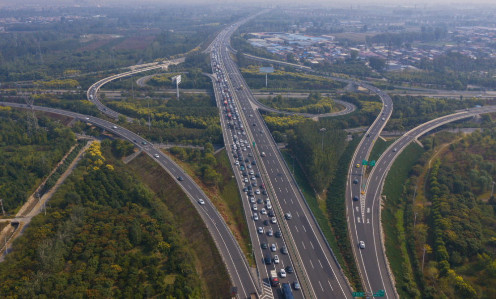 京承高速|航拍！京承高速进京方向迎来车流高峰