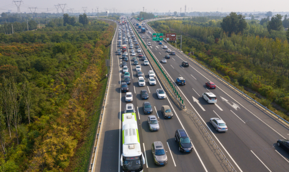 京承高速|航拍！京承高速进京方向迎来车流高峰