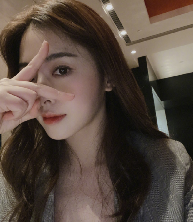 张含韵|张含韵vlog更新，31岁也不耽误走甜美少女风，状态毫无违和感