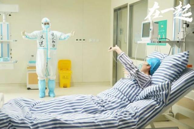 宋小强|邓伦演的宋小强真实到想哭！进重症室贴墙根走，连眼神都透着恐惧