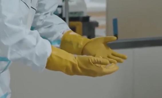 宋小强|邓伦演的宋小强真实到想哭！进重症室贴墙根走，连眼神都透着恐惧