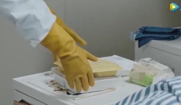 宋小强|邓伦演的宋小强真实到想哭！进重症室贴墙根走，连眼神都透着恐惧