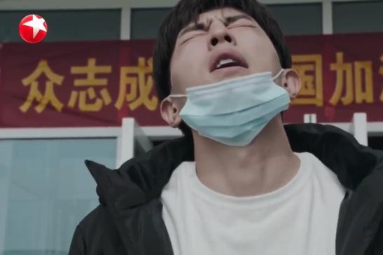 宋小强|邓伦演的宋小强真实到想哭！进重症室贴墙根走，连眼神都透着恐惧