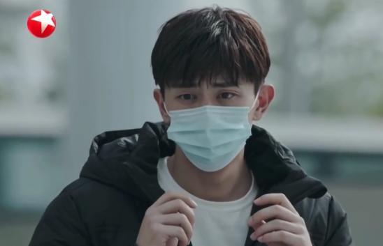 宋小强|邓伦演的宋小强真实到想哭！进重症室贴墙根走，连眼神都透着恐惧