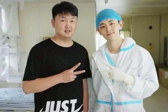 宋小强|邓伦演的宋小强真实到想哭！进重症室贴墙根走，连眼神都透着恐惧