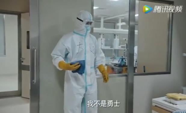 宋小强|邓伦演的宋小强真实到想哭！进重症室贴墙根走，连眼神都透着恐惧