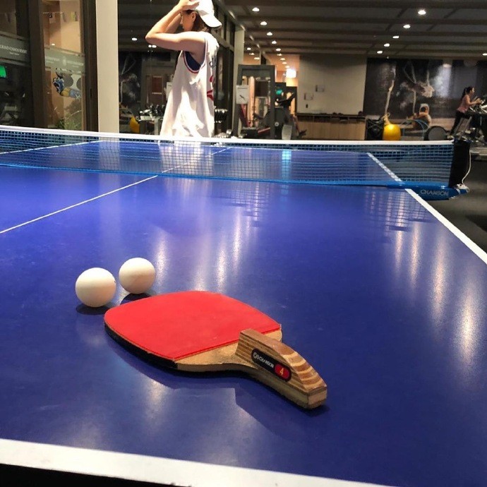 昆凌|昆凌晒周杰伦视角荡秋千照，一袭白裙美若仙子，回眸甜笑超迷人